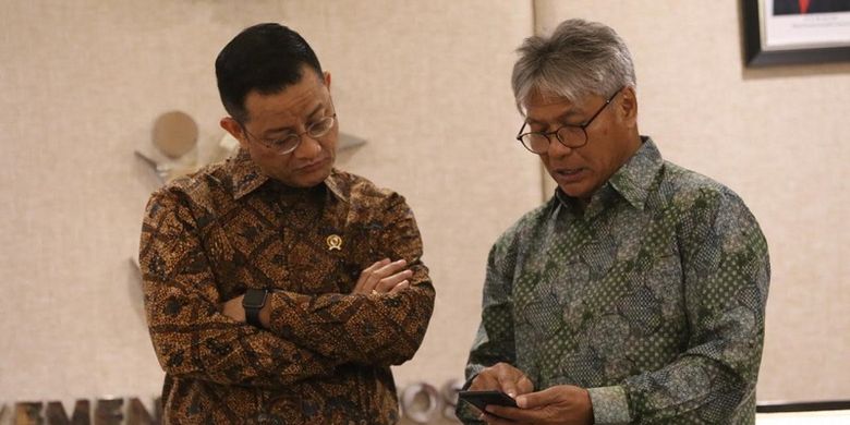 Menteri Sosial Juliari P. Batubara berbincang dengan Budi Soehardi di ruang kerja Mensos, Jakarta, Kamis (31/10/2019). 