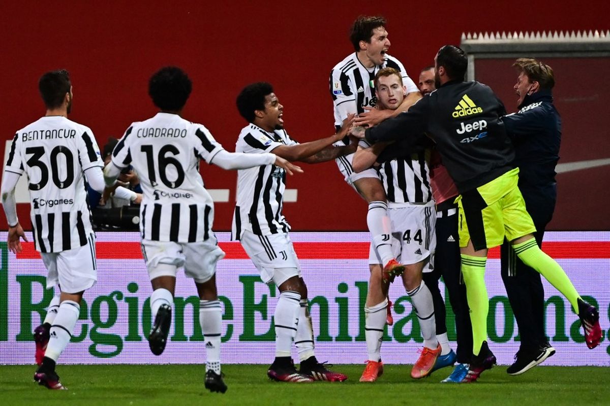 Para pemain Juventus merayakan gol Dejan Kulusevski ke gawang Atalanta pada laga final Coppa Italia 2020-2021 di Stadion Mapei, 19 Mei 2021. 