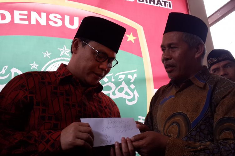 Wakil Sekretaris Jenderal DPP PDI Perjuangan Ahmad Basarah saat menerima surat bertuliskan huruf arab dari KH Marzuki Mustamar untuk disampaikan kepada Megawati Soekarnoputri di Pondok Pesantren Sabilurrosyad, Kota Malang, Sabtu (9/9/2017)