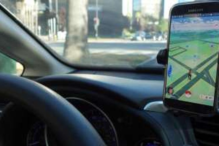 Aktivitas bermain game Pokemon Go sambil mengemudikan mobil sama saja menantang bahaya.