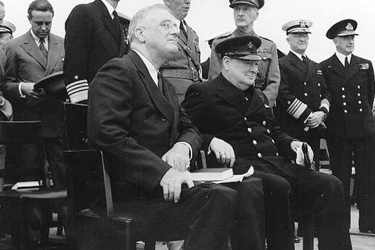 Presiden AS Franklin D Roosevelt dan PM Inggris Winston Churchill bertemu di atas kapal HMS Prince of Wales selama Konferensi Piagam Atlantik