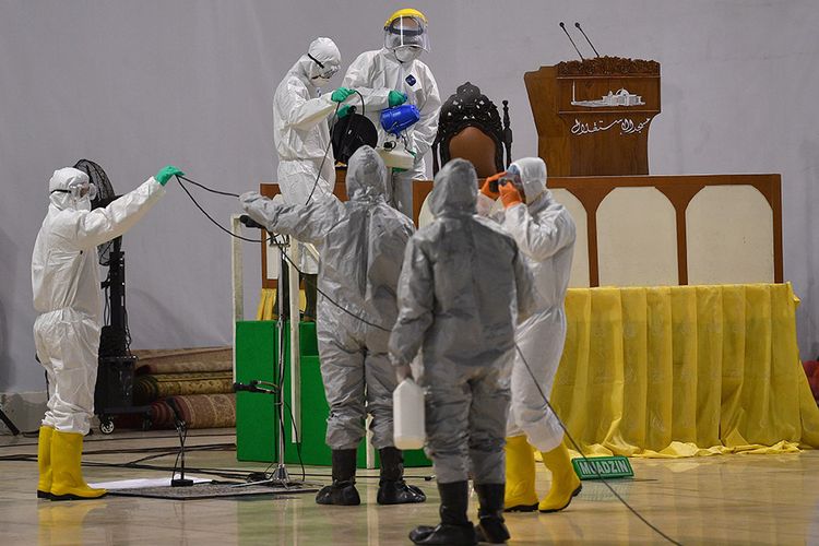 Petugas gabungan menyemprotkan cairan disinfektan di Masjid Istiqlal, Jakarta Pusat, Jumat (13/3/2020). Penyemprotan oleh petugas gabungan tersebut untuk mencegah penyebaran Covid-19 di lingkungan Masjid Istiqlal.