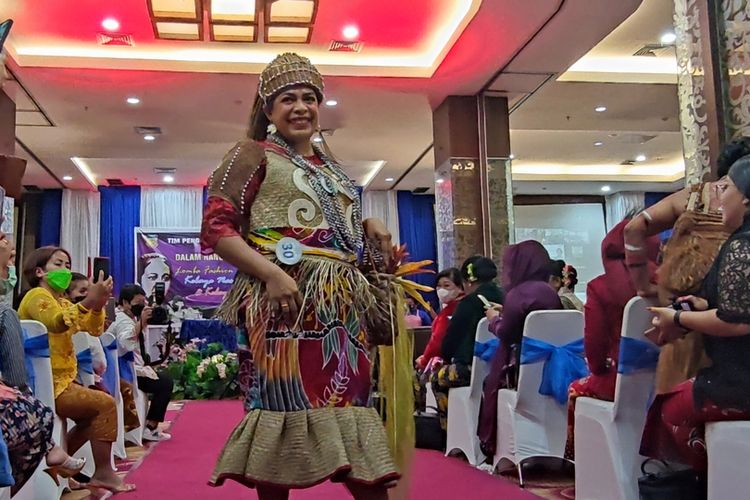 Istri Bupati Merauke, Imelda C Laode Mbaraka, menggunakan pakaian adat suku marin dalam lomba pergaaan busana yang diselenggarakan oelh Tim Penggerak PKK Provinsi Papua dalam rangka peringatan Hari Kartini, Jayapura, Rabu (21/4/2021)