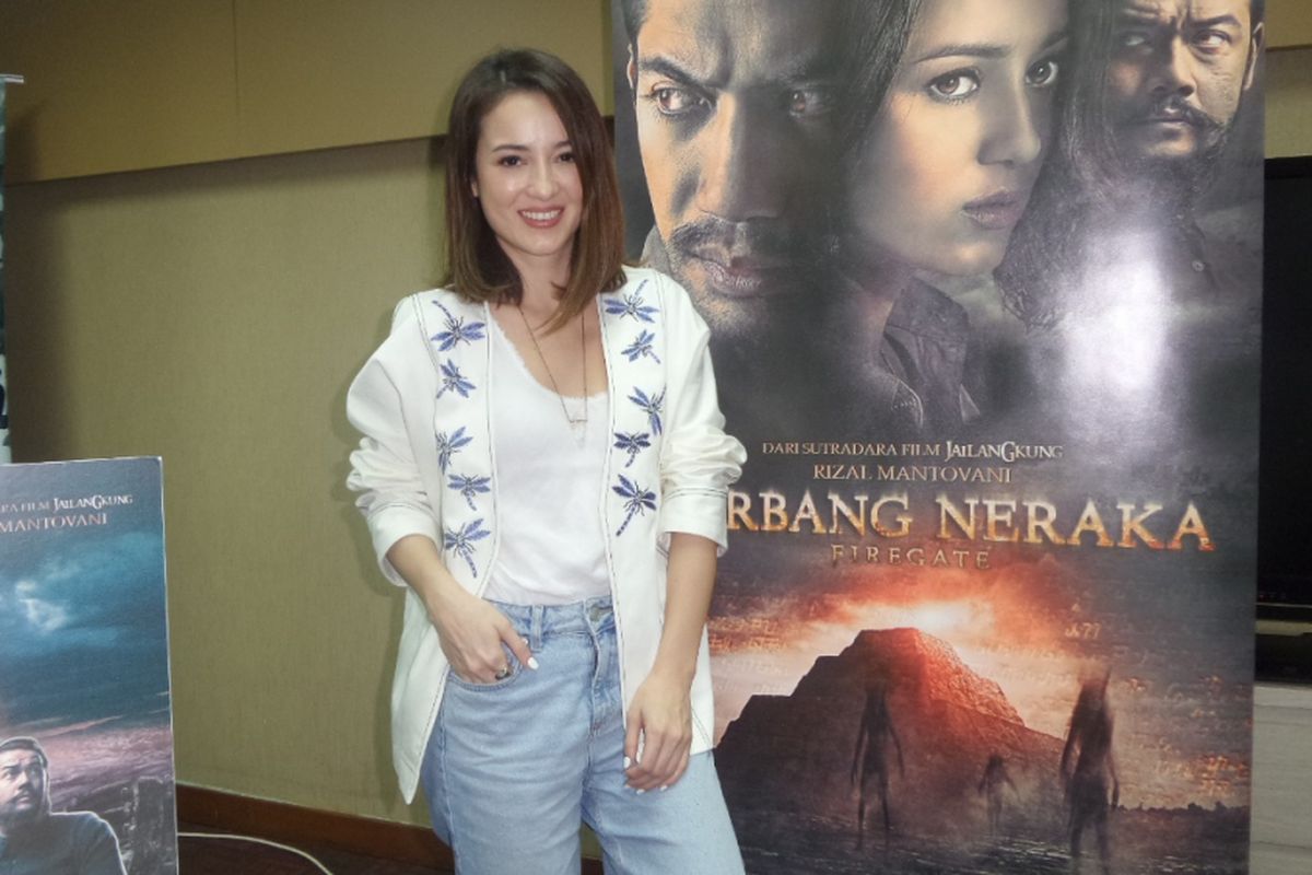 Julie Estelle berpose usai sesi wawancara di kantor Legacy Picture di di Gedung Inter Asia, Jakarta Pusat, Senin (18/9/2017). 