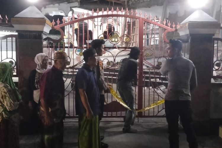 Petugas menutup gerbang masjid dan memasang garis polisi. Masjid Baiturrahman yang terletak di Desa Brakas, Kecamatan Pulau Raas, Kabupaten Sumenep, Jawa Timur, roboh menjelang shalat tarawih pada Kamis (6/3/2025).