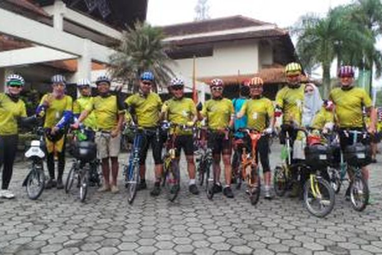 Para pesepeda Kompas Minang Bike yang gowes dengan sepeda lipat