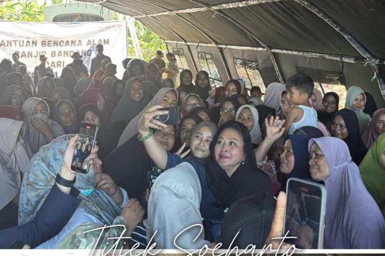 Titiek Soeharto bersama Didit Prabowo meninjau korban banjir Aceh, memberi logistik dan semangat untuk para pengungsi di Pidie Jaya.