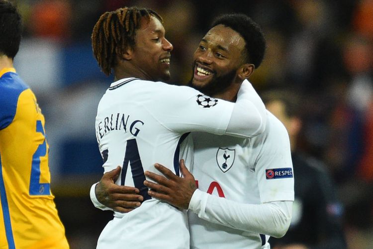Kazaiah Sterling dan Georges-Kevin NKoudou merayakan gol Tottenham Hotspur ke gawang APOEL Nicosia pada pertandingan Liga Champions, Rabu (6/12/2017).