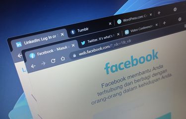 Ilustrasi media sosial yang menggunakan logo berwarna biru.