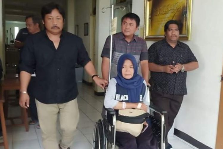 Foto: Istimewa  Salah satu PKL yang membuka TBM di atas bangunan PT. KAI, Ipin Katini, keluar dari rumah sakit dijemput Ketua DPRD Kota Tegal Kusnendro setelah menjalani perawatan selama lima hari karena stok saat huniannya dibongkar petugas, Minggu (8/3/2020)