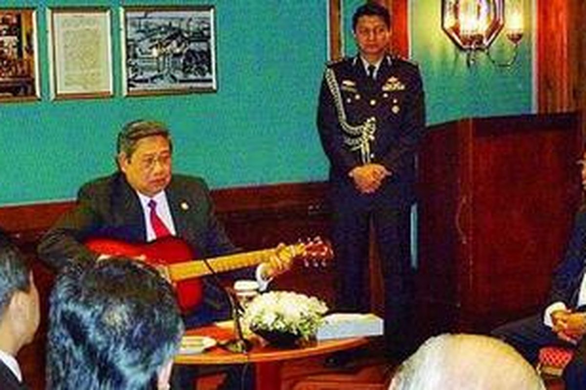 Sambil memitik gitar, Presiden Susilo Bambang Yudhoyono memperkenalkan lagu ciptaannya yang bertema konservasi hutan adn lingkungan. Pemandangan ini terjadi di Oslo, Norwegia, Jumat (28/5/2010).
