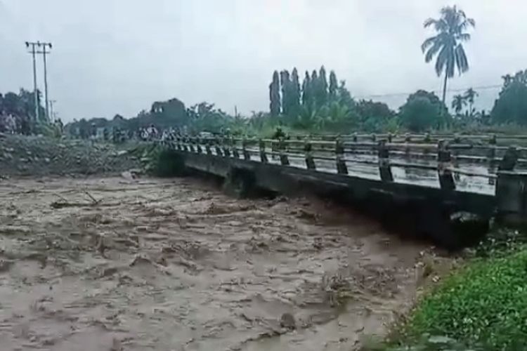 Air Kali anggris nyaris meluap, saat intensitas hujan tinggi di Teluk Wondama