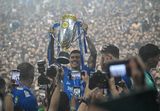 BERITA FOTO: Persib Angkat Trofi Liga 1 2024-2025 di Tengah Invasi Bobotoh
