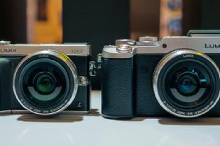 Kamera mirrorless Panasonic Lumix GX8 (kanan) bersanding dengan pendahulunya, Lumix GX7