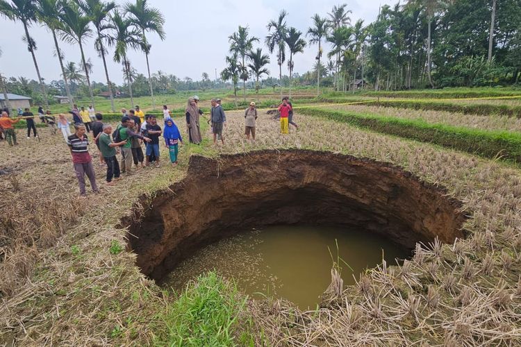 Lubang besar di Limapuluh Kota, Minggu (4/1/2025). Air jernih dari sinkhole di Limapuluh Kota yang sempat diambil warga dipastikan mengandung bakteri E. coli berdasarkan hasil pemeriksaan pemerintah.