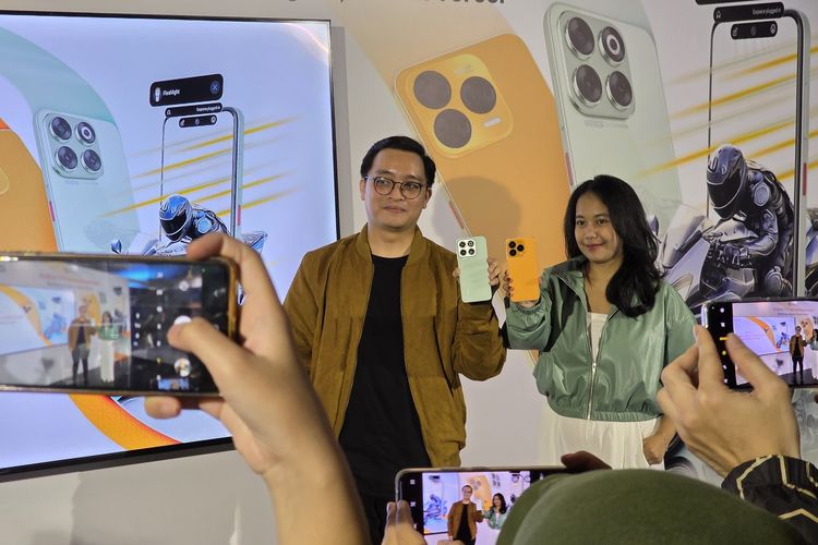 (kiri-kanan) Bernadus Agung, Marketing Manager, Nubia Indonesia dan Maya Arneldy PR Manager, Nubia Indonesia dalam acara peluncuran Nubia V70 Series yang diselenggarakan secara langsung di Jakarta Selatan pada Kamis (20/2/2025)