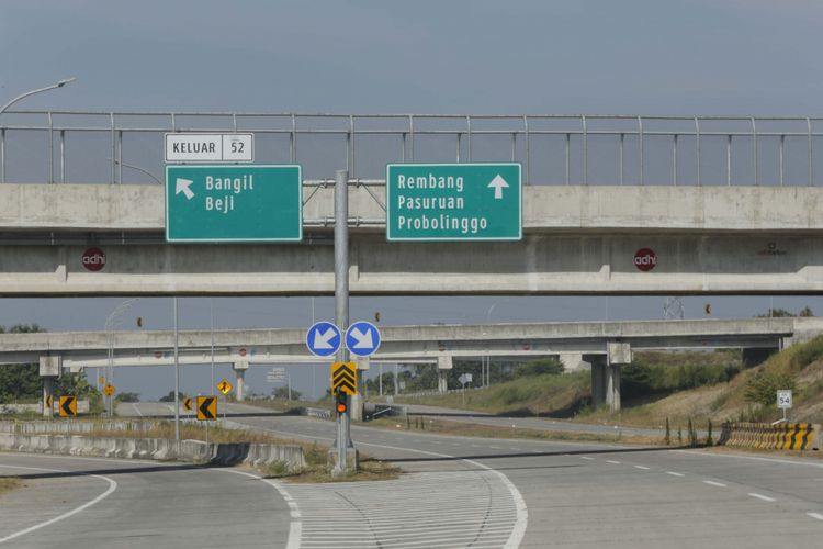 Hari pertama fungsionalisasi ruas Rembang-Bangil yang merupakan bagian dari Jalan Tol Gempol-Pasuruan sepanjang 8 kilometer, Senin (19/6/2017). Tak banyak kendaraan yang melintas, dan masih terlihat sepi.