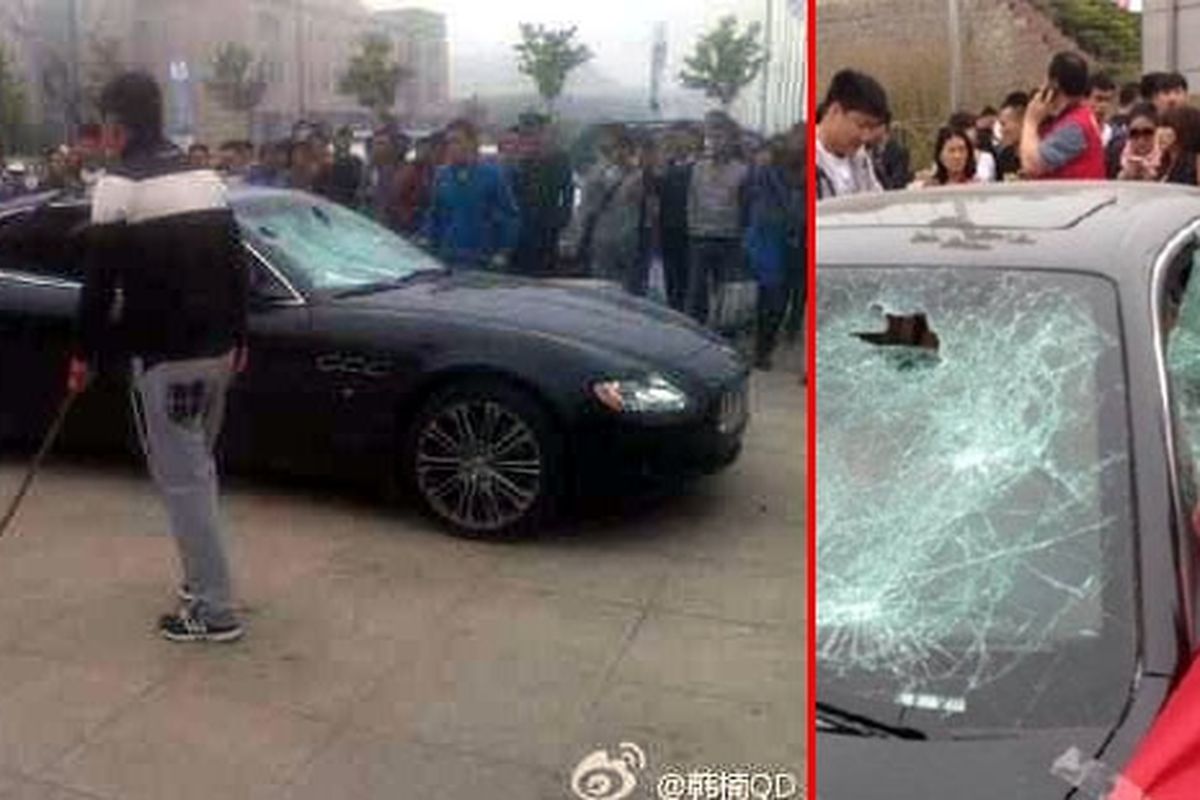 Maserati Quattroporte dihancurkan tiga preman di Qingdao, China, sebagai aksi protes atas penindasan hak terhadap konsumen.