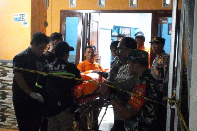 Korban dugaan pembunuhan disertai perampokan, Suni, warga Kecamatan Pakis, Kabupaten Malang saat dievakuasi oleh jajaran Satreskrim Polres Malang, Selasa (16/7/2024).