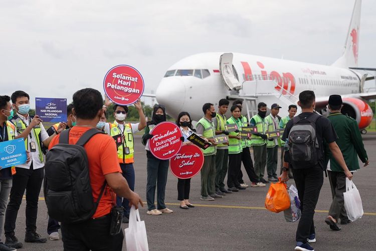 Peresmian rute terpendek Lion Air di Bandar Udara H.A.S. Hanandjoeddin di Pulau Belitung (TJQ) tujuan
Pangkalpinang. Hari spesial kepada pelanggan ini untuk mengapresiasi kepada setiap pelanggan, merupakan
kolaborasi Lion Air dan PT Angkasa Pura II Cabang Tanjung Pandan selaku pengelola bandar udara.
