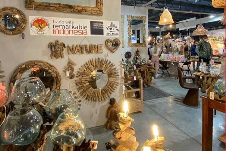 Produk furnitur kerajinan dan dekorasi rumah Indonesia saat mengikuti Pameran HOMI 2021 di Italia