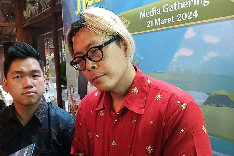 Hoyoverse Senior Global PR Manager (SEA), Amos Yeo ketika ditemui KompasTekno di sebuah acara di Jakarta Selatan, Kamis (21/3/2024).