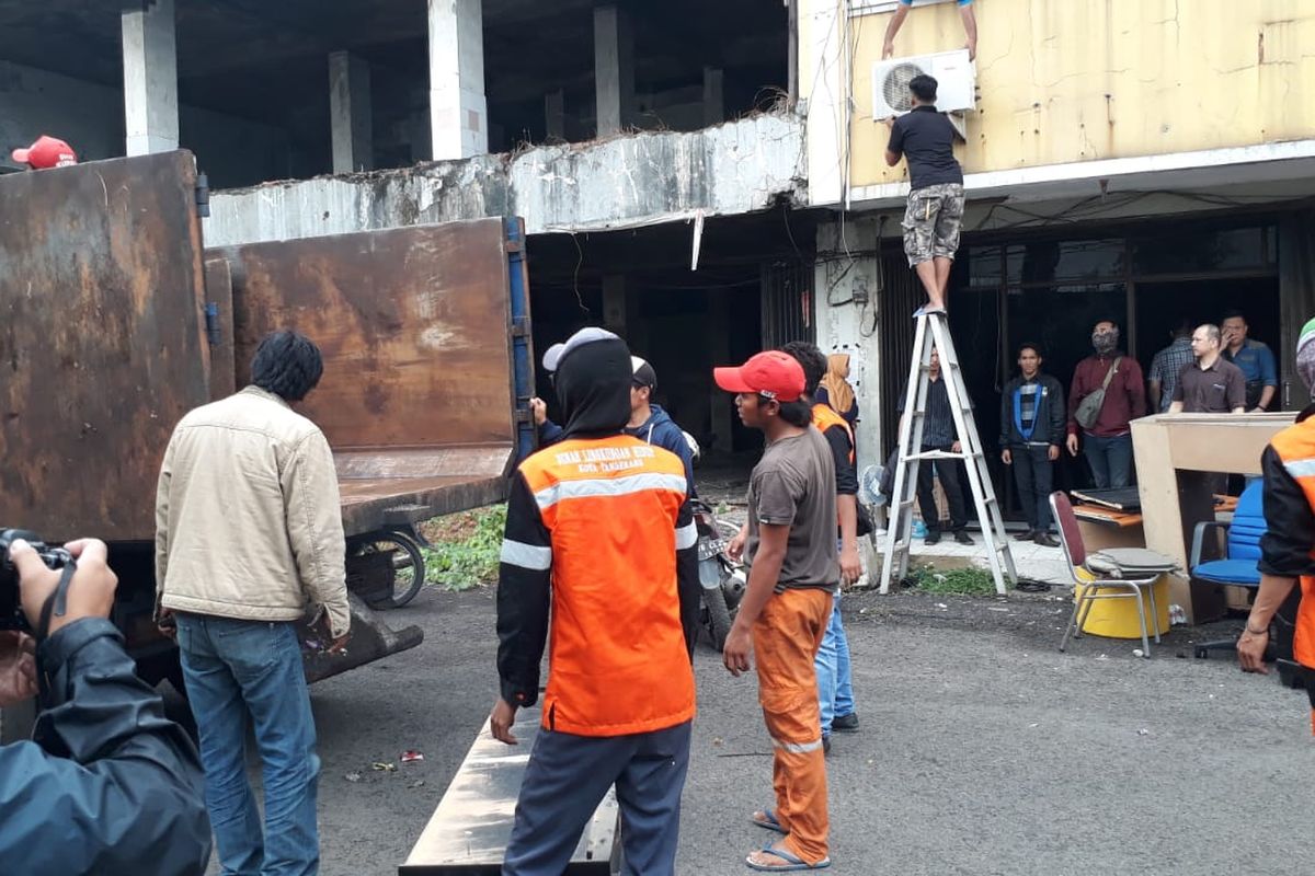 Suasana pengosongan 25 bangunan Ruko Permata Cimone, Kota Tangerang, Kamis (14/11/2019)