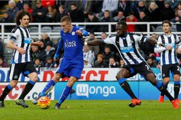 Striker Leicester City, Jamie Vardy (biru), mencetak gol ke gawang Newcastle United pada lanjutan Premier League St James Park, Sabtu  (21/11/2015).