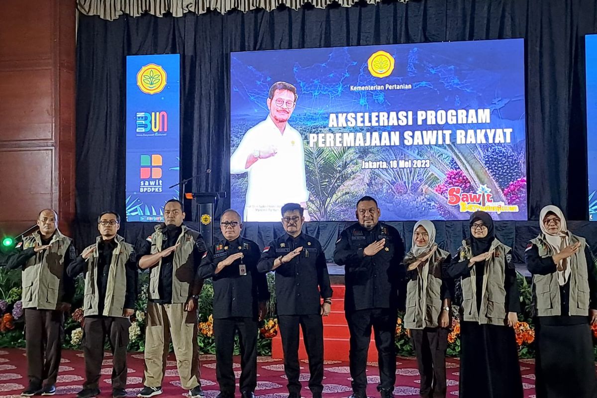 Menteri Pertanian Syahrul Yasin Limpo (Mentan SYL) melepas Gugus Tugas Peremajaan Kelapa Sawit Pekebun di Kantor Pusat Kementerian Pertanian (Kementan), Jakarta Selatan, Selasa (16/5/2023).