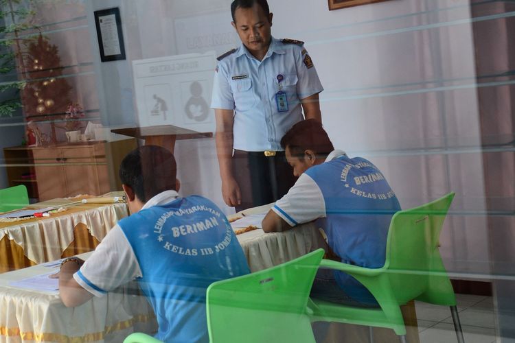Dua orang warga binaan Lembaga Pemasyarakatan (Lapas) Jombang Jawa Timur, mengikuti ujian paket C di lingkungan Lapas, Senin (15/4/2019) pagi.