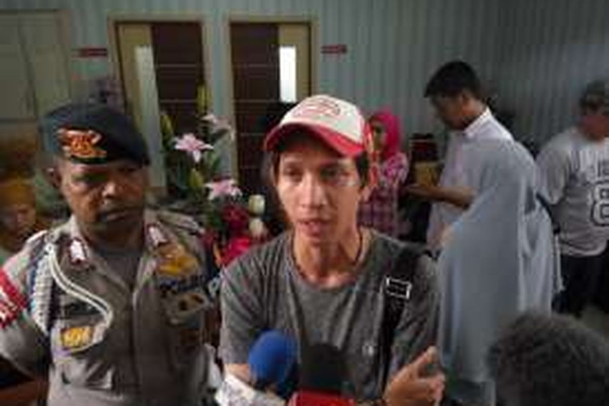 Philip Alexander, kakak dari George Bernard Cristopher, salah satu korban kapal Zahro Express saat di Rumah Sakit Polri Kramatjati, Jakarta Timur, Rabu (4/1/2017).
