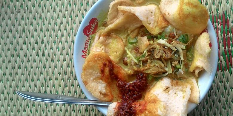 Bubur ayam, sarapan rakyat yang mudah ditemui di berbagai sudut kota Salatiga pada pagi hari sebelum semua memulai aktivitasnya. Bubur ayam di Jalan Jenderal Soedirman, depan Toko Timur Baru, seberang pasar besar,  kerap jadi rujukan bubur ayam nikmat.