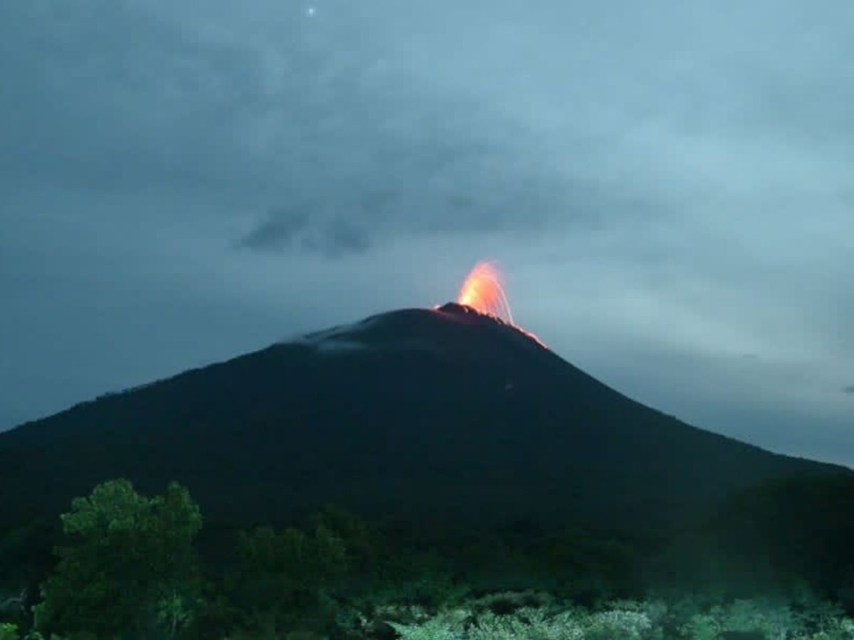Gunung Ile Lewotolok Lontarkan Lava Pijar Sejauh 300 Meter, Warga Diimbau  Jauhi Radius Bahaya
