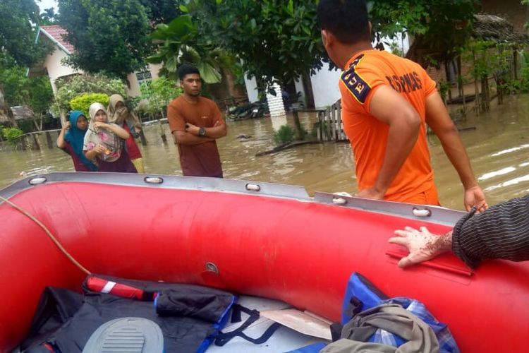 Warga dievakuasi dari lokasi banjir di Desa Rayeuk Pange, Kecamatan Pirak Timu, Kabupaten Aceh Utara, Sabtu (5/12/2020)