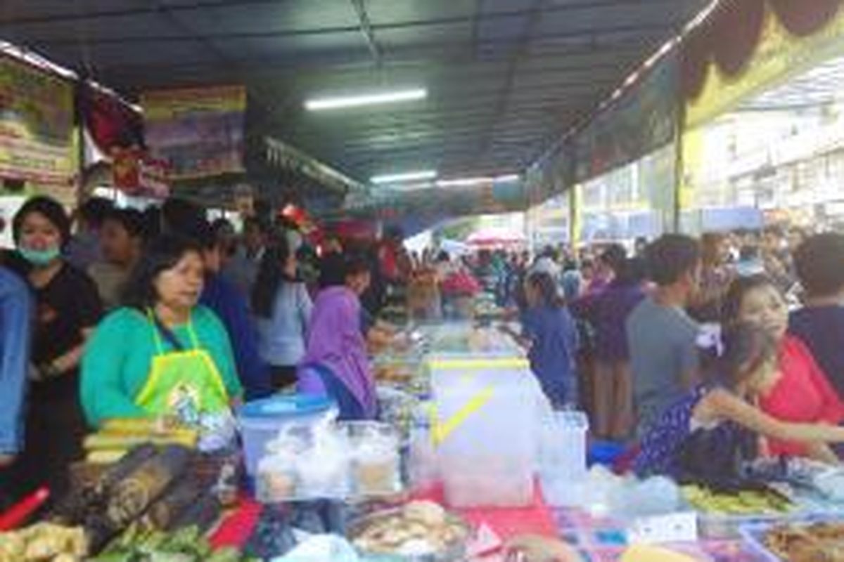 Berbagai jajanan dari sejumlah daerah di Indonesia bisa ditemukan di pasar Benhil menjelang waktu berbuka, Kamis (18/6/2015) petang.
