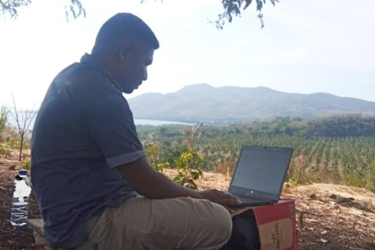 Foto : Seperti yang dialami Audatus Helmus Buko (34), seorang guru SMP Negeri Pruda, Kecamatan Waiblama, Kabupaten Sikka, NTT, mengikuti seleksi online guru penggerak di atas bukit yang jaraknya belasan kilometer dari tempat i mengabdi. 