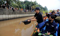 Warga Kota Tangerang Padati Sungai Cisadane untuk Mancing 2 Ton Ikan Bersama