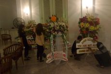 Karangan Bunga untuk Ahok-Djarot Terus Diantar ke Balai Kota hingga Malam Hari