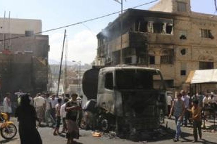 Sebuah truk minyak terbakar dalam pertempuran antara pemberontak Houthi dan milisi Sunni di kota Taiz, Yaman pada 25 Juni 2015.