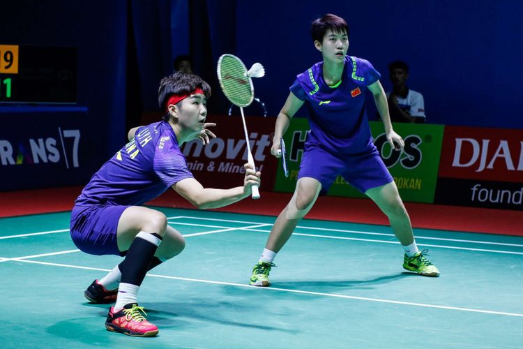 Pasangan ganda putri China, Du Yue (kanan) dan Li Yinhui mengembalikan bola ke arah pasangan asal  Korea Selatan, Kim Hye Rin dan Kong Hee Yong dalam laga babak pertama Indonesia Open 2018 di Istora Senayan, Jakarta, Rabu (4/7/2018). pasangan asal China, Du Yue dan Li Yinhui menang dengan skor 21-14 dan 21-2.