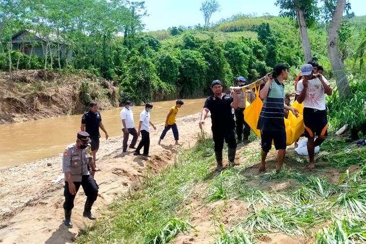 Polisi dan relawan mengevakuasi mayat pria paruh baya dari pinggir Sungai Songbajul di Desa Ngadirejo, Kecamatan Wonotirto, Kabupaten Blitar, Rabu (19/10/2022). 