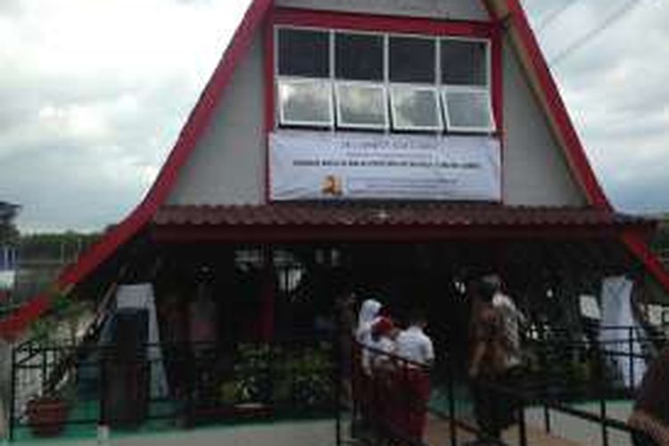 Rumah apung di Tambaklorok Semarang. Rumah apung ini menjadi percontohan penataan kawasan bahari di Indonesia