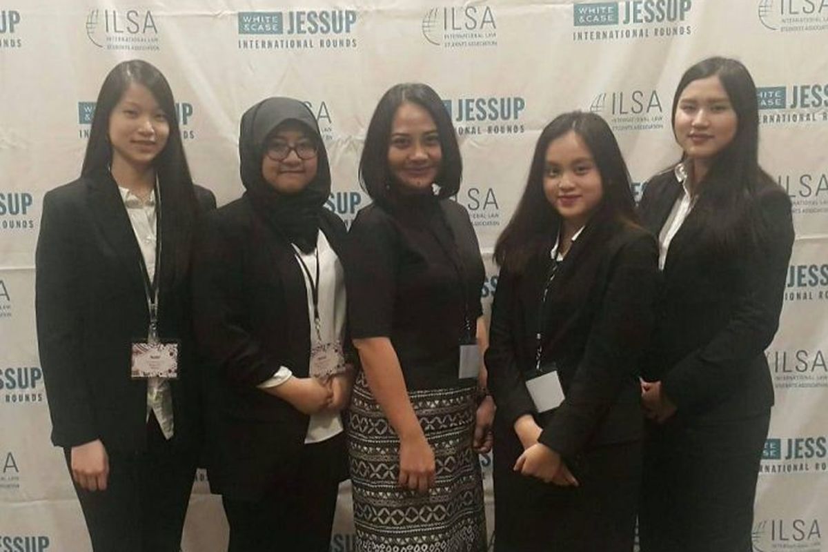 Tim FH Unair mewakili Indonesia dan meraih peringkat 13 di ajang Philip C. Jessup International Law Moot Court Competition 2019 pada (31/3-7/4/2019) di Washington D.C Amerika Serikat. 