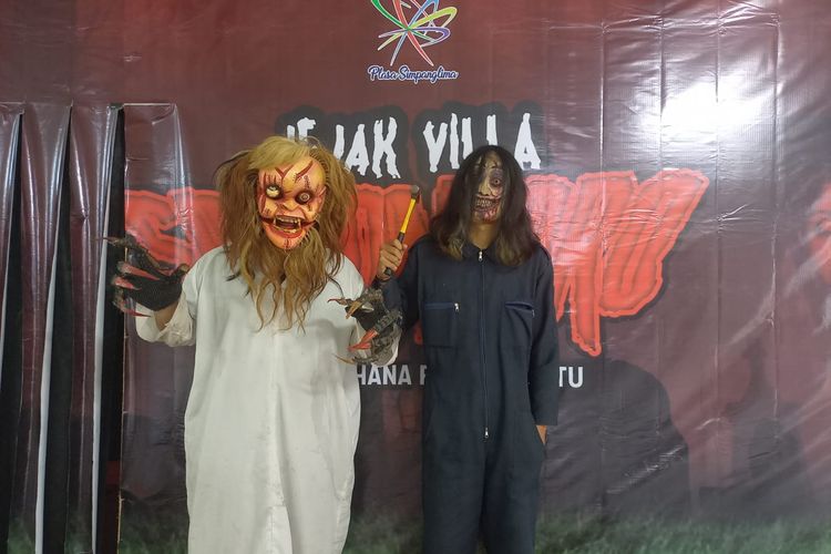 Dua orang berparas hantu yang menghibur pengunjung di Rumah Hantu Nusantara, Semarang (24/9/2022).