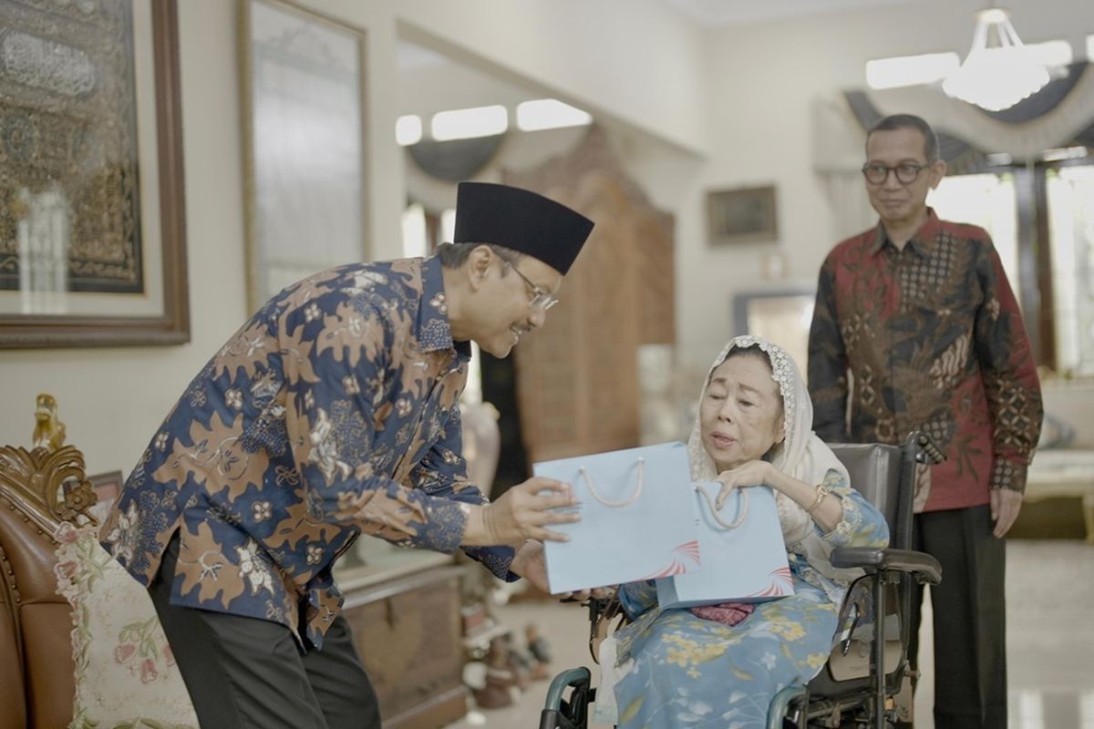 Menteri Sosial (Mensos) Saifullah Yusuf atau Gus Ipul mengantarkan langsung undangan upacara peringatan Hari Kemerdekaan ke-80 Republik Indonesia (RI) di Istana Negara dari Presiden Prabowo Subianto kepada Sinta Nuriyah Abdurrahman Wahid.