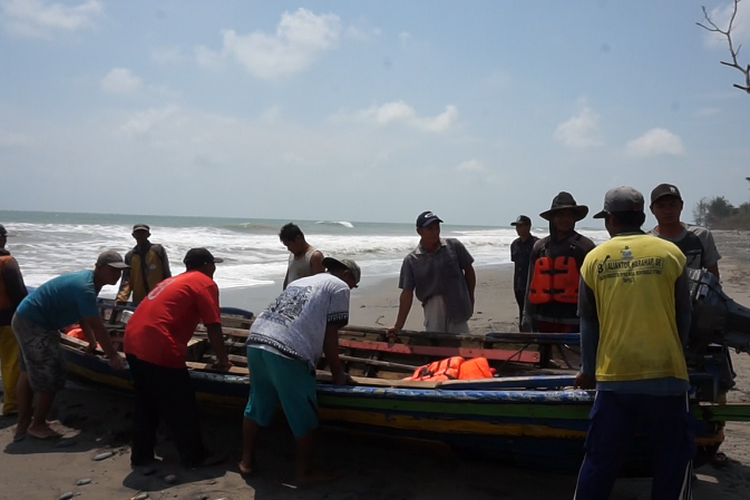 Sejumlah 25 nelayan di Desa Kota Bani mendapatkan bantuan alat tangkap dari dana desa.