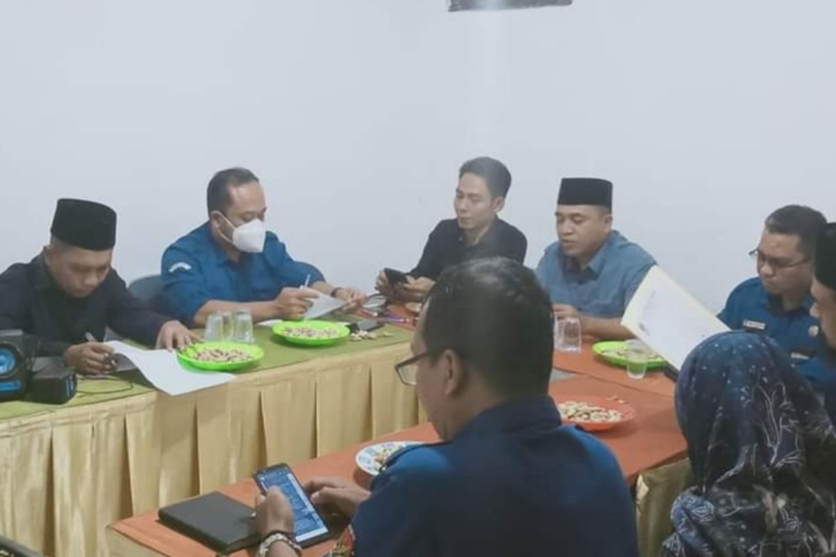 Jelang tahapan Pemilu 2024, KPU Pamekasan belum memiliki kantor yang layak. Rapat komisioner KPU Pamekasan bersama staf dilaksanakan di ruang sempit.