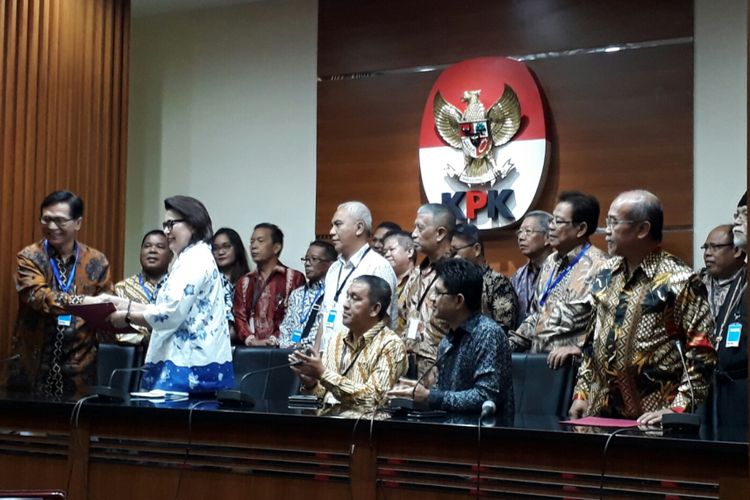 Para tokoh agama Kristen yang tergabung dalam Badan Musyawarah Antar Gereja (BAMAG) Jawa Timur dalam jumpa pers bersama pimpinan KPK, di gedung KPK, Kuningan,  Jakarta. Kamis (15/6/2017)