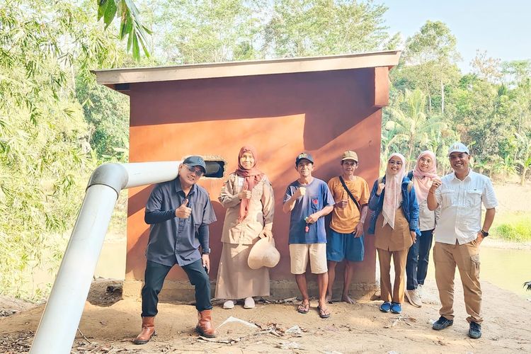 Direktorat Jenderal Perkebunan (Ditjenbun) melakukan kunjungan lapangan ke beberapa poktan di Desa Tambakbaya, Kecamatan Cibadak, Kabupaten Lebak, Selasa (27/8/2024). Hal ini dilakukan memberikan bantuan pompa air dan melakukan monitoring serta evaluasi di lapangan.