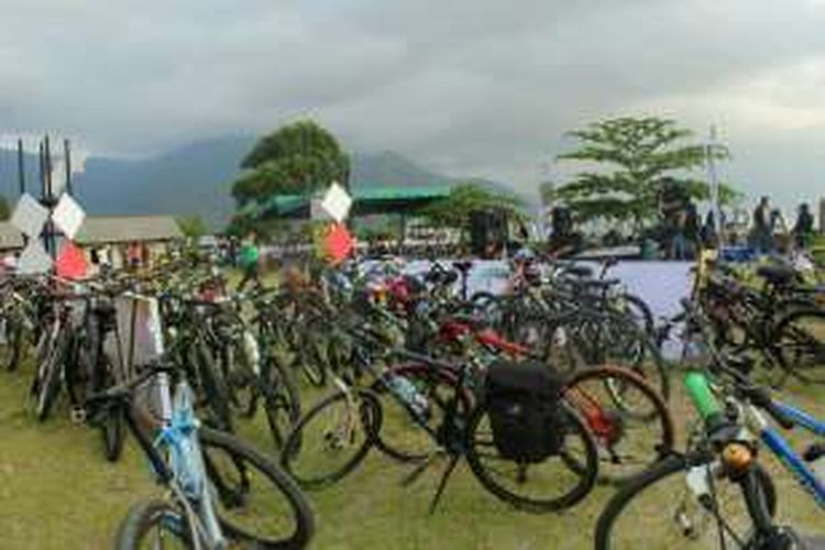 Sepeda para peserta Geo Bike Kaldera Toba 2016 saat diparkir di sela acara pembukaan di Kabupaten Dairi, Sumatera Utara, Sabtu (9/4/2016).